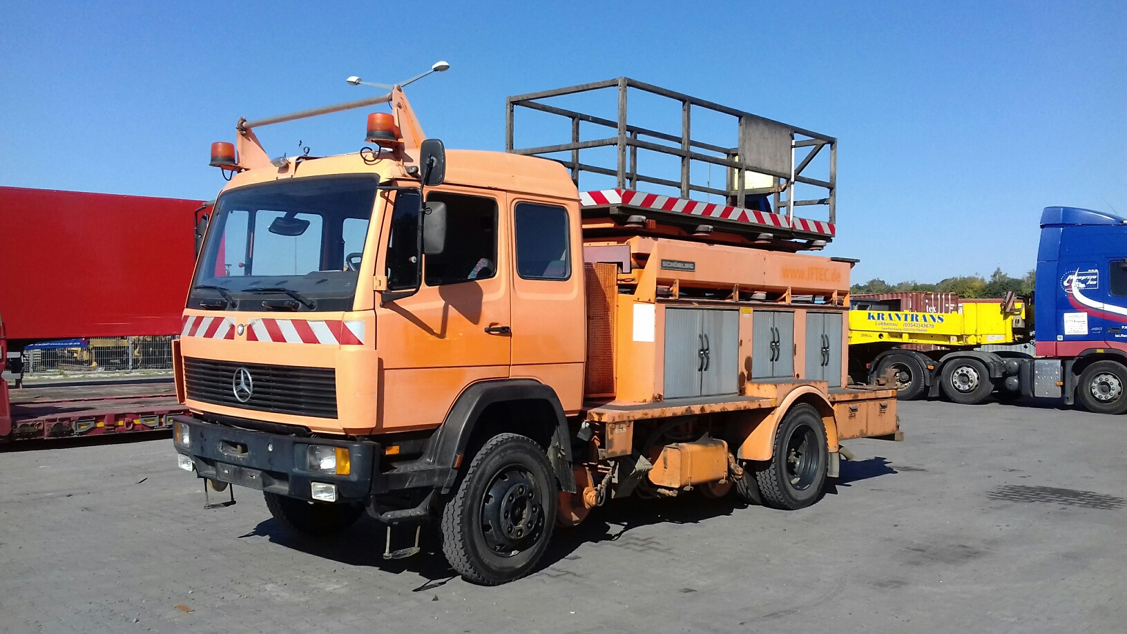 PODNOŚNIK NOŻYCOWY MERCEDS BENZ 1114 - POJAZD DWUDROGOWY
